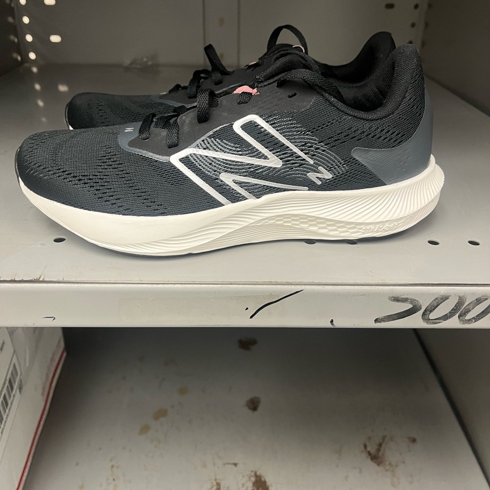 Women’s new balance shoes size 8 b brand new